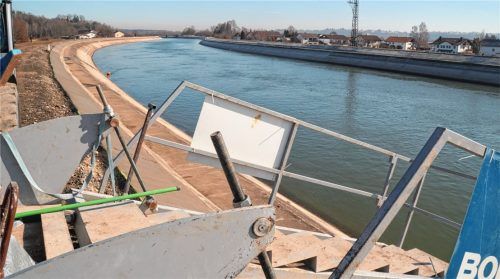 „Es treibt einem die Tränen in die Augen“, sagt Stadträtin Susanne Engelmann über die Baumaßnahmen am Innkanal, bei der ökologisch wertvolle Flächen zubetoniert werden. Für den Ausbau der erneuerbaren Wasserkraft müsse die Böschung verdichtet werden, betont der VERBUND, der zugleich versichert, dass durch gesetzlich vorgeschriebene Kompensationsmaßnahmen die wertvollen Flächen in der Region erhalten bleiben.Foto  Grundner