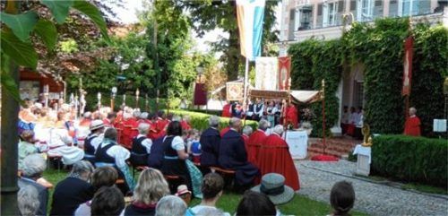 Feierlicher Jubiläumsgottesdienst im Schlosspark. Vorne sitzt in den roten Gewändern die Bruderschaft.Fotos mmü