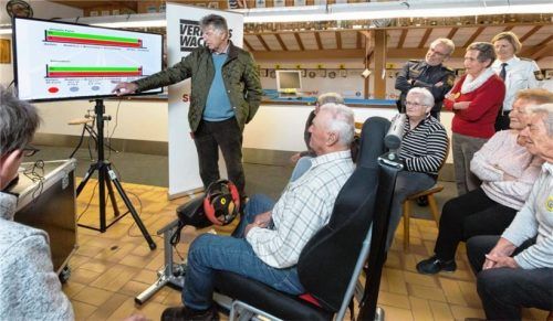 Franz Polland von der Verkehrswacht erklärt die Zusammenhänge von Reaktionszeit, Bremsweg und Anhalteweg am Fahrsimulator. Foto Berger