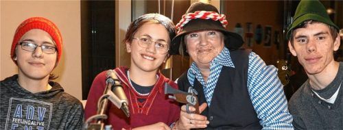 Friedlich vereint: Räuber Hotzenplotz (Doris Gschlößl, Bildmitte) mit Kasperl (Philipp Manuel Riedel), Großmutter (Julia Prokopski, Zweite von links)) und Seppel (Sebastian Meierdiercks, rechts) nach der Otfried Preußler-Gedächtnislesung in der Heilpädagogischen Tagesstätte Aschau.Foto Rehberg