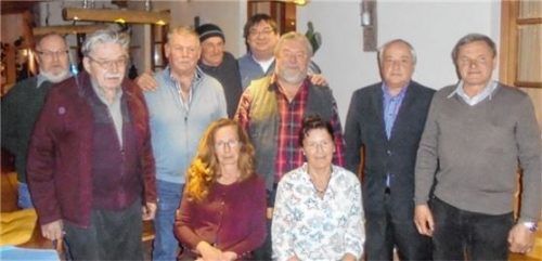 Führen die Rosenheimer Republikaner: die neue Vorstandschaft mit (sitzend von links) Sabine Raß, Maria Schmid, (stehend von links) Martin Sergl, Franz Xaver Hasl, Hans Schmidt, Sebastian Raß, Harald Haase, Werner Götz, Rudolf Hötzel und Markus Schmid.Foto re