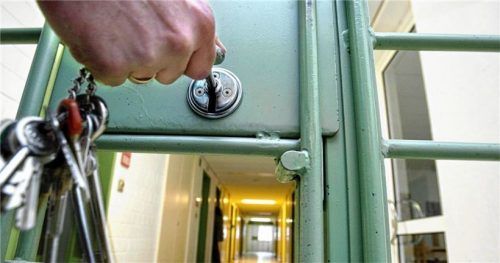 Für fünfeinhalb Jahre muss ein 29-jähriger Kroate in Haft, weil er auf einen anderen Mann eingestochen hat. Foto dpa