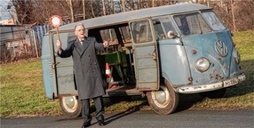 Für Heinz Scholze war der VW T1 Radarmesswagen (Baujahr 1953) „ein zweites Zuhause“, in dem er stundenlang ganz allein auf dem Holzstuhl am Radarmessgerät gesessen und aufgepasst hat. Foto Auto-Medienportal.Net/Volkswagen