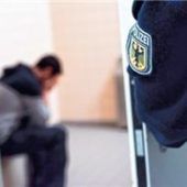 Polizei bringt zwei Verbrecher ins Gefängnis