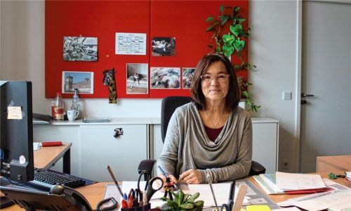 Gabriele Helbich an ihrem Schreibtisch: Am 12. Februar ist ihr letzter Tag. Sie geht in Rente. Foto  Weinzierl