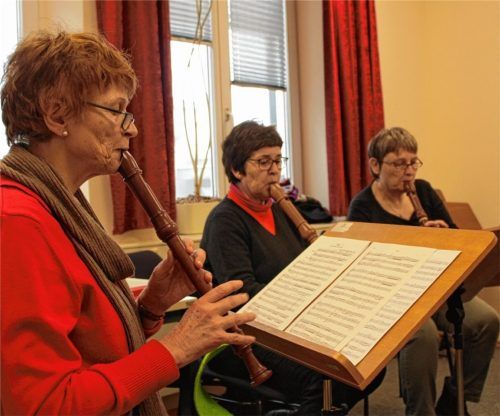 Gedämpft und elegant klingen die Barock-Blockflöten in den Tonlagen Bass und Tenor von (von links) Claudia Kaleve, Dorothea Hartenstein und Maria Tribus-Wild. Das erwachsene Blockflötentrio trifft sich 14-tägig in der Musikschule, um zu musizieren – und etwas Neues zu lernen. Kinder spielen meist auf Sopran-Flöten.Fotos kla