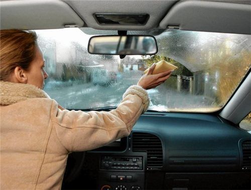 Gegen beschlagene Scheiben helfen saugfähige Schwämme. Foto ProMotor