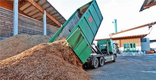 Geht es nach der Machbarkeitsstudie für eine Fernwärmeversorgung, könnten die Hackschnitzellieferungen bald auch in Marquartstein anrollen. Das Foto zeigt eine Anlieferung im Biomassehof Achental in Grassau.Foto Peter