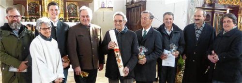 Gemeindereferentin Ursula Stacheder und Verwaltungsleiter Matthias Wicha mit den alten und neuen Kirchenverwaltern der Kuratie Stephanskirchen: Matthias Wicha, Ursula Stacheder, Josef Linner junior, Rupert Rotter junior, Rupert Rotter Senior, Alois Rothbucher, Josef Linner senior, Sepp Kriechbaum, Susanne Kunsler (von links). Foto re