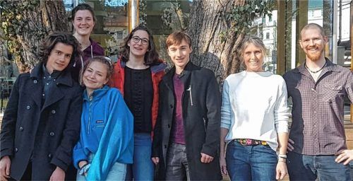 Gemeinsam aktiv sind die Rosenheimer IGG-Schüler (von links) Felix Lauber, Joséphine Schneider, Johanna Schneider, Paula Reissinger, Leander Benett und ihre Lehrer Beate Englisch und Rainer Hofmann.Foto Privat
