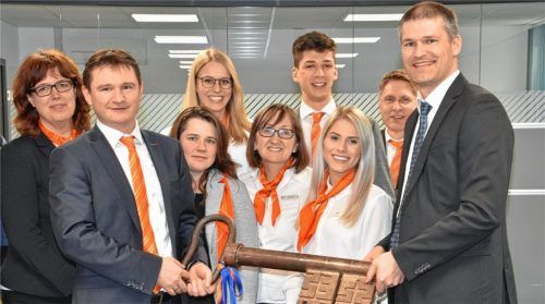 Geschäftsführer Jens Köhler (links) und der stellvertretende Vorstandssprecher Mirko Gruber (rechts) bei der Schlüsselübergabe: Die Mitarbeiter der Volksbank Raiffeisenbank packten beim Umzug kräftig mit an und ermöglichten so einen reibungsfreien Umzug. Foto Schlecker