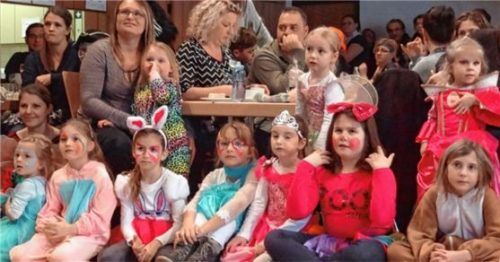 Gespannt verfolgten die verkleideten Mädchen das Geschehen im Bischof-Neumann-Haus beim Kinderfasching.Foto  kme