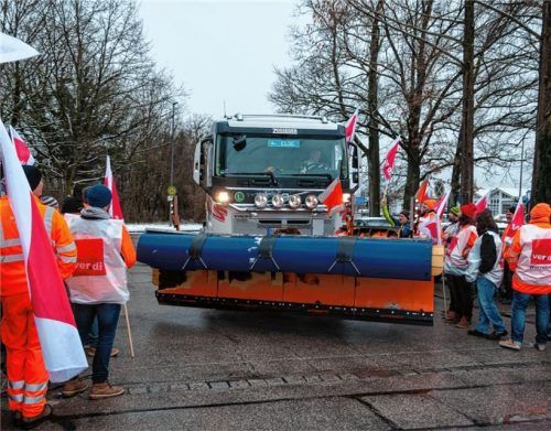 Gestern in Pfraundorf: Gut 50 Mitarbeiter von Autobahn- und Straßenmeistereien aus Hausham bis Rosenheim folgten dem Aufruf der Gewerkschaft Verdi zum Warnstreik.