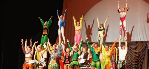 Großes Finale:  Die Narrengilde Kraiburg setzt mit ihrer Show „Durch Traum und Zeit“ den Schlusspunkt des Gardefestivals.Fotos Bachmaier/Stuffer