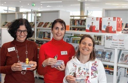 Grüffelo, Drache Kokosnuss, Gespenst und Co. sind in der Kolbermoorer Bücherei eingezogen. Es freuen sich vom Büchereiteam (von links): Andreas Sonderhauß, Tatjana Feuerer und Sabine Bruchschlegl.Foto Weinzierl