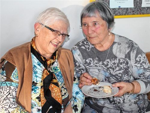 Haben sich beim Seniorennachmittag kennengelernt und sind seither die besten Freundinnen: Helma Lauermeyer (links) und Marianne Schöffel.