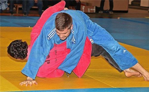 Hans Scheck (blauer Anzug) vom TuS Prien bei einem Mattenduell im vergangenen Jahr.