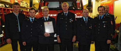Hans Seckler (Dritter von links) wurde für 40 Jahre Mitgliedschaft geehrt. Ihm gratulierten Zweiter Bürgermeister Bernhard Pichler, Vorstand Karl Denk, Ehrenvorstand Wolfgang Egger, Kommandant Werner Tobien, Kreisbrandrat Richard Schrank sowie Kreisbrandmeister Joachim Buchmann (von links). Foto re