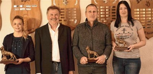 Hatten mit ihren Hunden die Nase vorne: Vorsitzender Rudolf Grobauer (Zweiter von links) zeichnete (von links) Stephanie Grobauer, Andy Weigl und Raphaela Oswald mit Schäferhundplastiken aus. Foto re