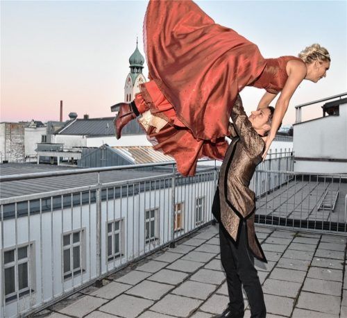 „Hebefiguren sind reine Vertrauenssache“:  Kein Problem für das Rosenheimer Prinzenpaar, das im echten Leben seit drei Jahren verheiratet ist. Gekonnt hebt Prinz Andrejas seine Satya. Foto Schlecker