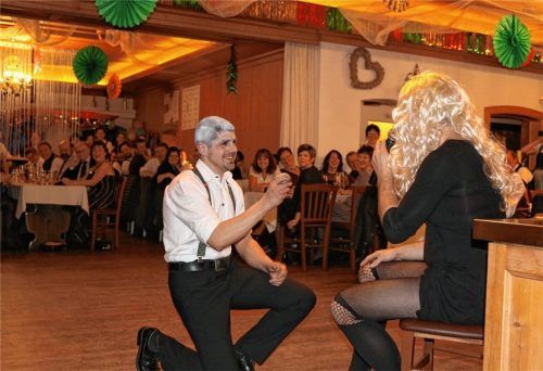 Heiratsantrag beim Bürgerball: Schorsch Puffinger hält um die Hand seiner Olga an. Foto re