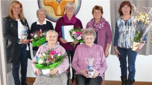 Helga Manstetter (hinten, Zweite von rechts) verabschiedete Ilse Lehner (rechts) und ehrte die langjährigen Mitglieder Birgit Stangl (hinten von links), Anni Frischhut und Hildegard Hintereder sowie Johanna Maierhofer (vorne links) und Rosa Neuleitner.Foto  bachmaier