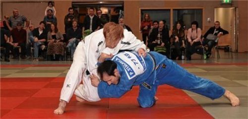 Holte einen Sieg für Prien: Philipp Stachnick (blauer Anzug) hier im Bodenkampf gegen Christoph Käser. Foto  privat