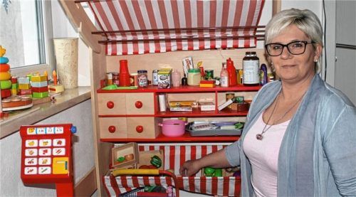 Ihre leiblichen Kinder sind schon längst erwachsen. Und trotzdem steht noch ein Kaufladen im Haus von Carmen Cimander. Seit zehn Jahren nimmt sie Pflegekinder bei sich auf und gibt ihnen eine neue Familie. Foto  lohmann