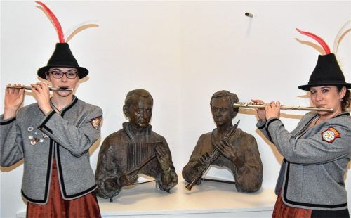 Im Rampenlicht: Selina Rupp (links) und Sabine Bodner vom Spielmannszug Rosenheim spielen auf, hinter ihnen sind die Musikerbüstenzu sehen. Foto Schlecker