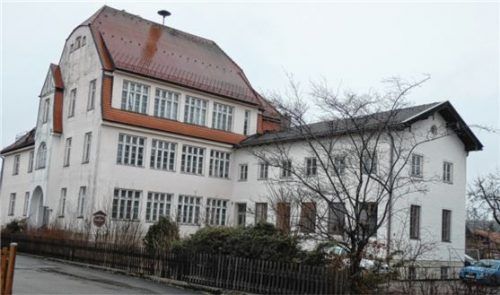 Im sanierungsbedürftigen, denkmalgeschützten Schulhaus in Erlstätt sollen zukünftig die Pfarrei Erlstätt und die Ortsvereine unterkommen.Foto mmü