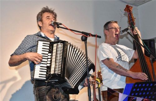 „Imma grod raus“, so lautet das Motto von Ritsch Ermeier (links) und Walter Zinkl, das sie auch auf der Bühne beherigen. Foto Schlecker