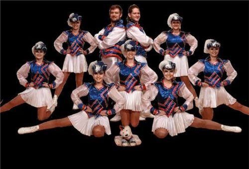 In der Marschgarde der Narrengilde tanzen im Fasching 2019: (hinten stehend von links): Bernadette Morawek, Andi Schwaiger, Sven Lehmann, Tamara Schwarzer; (kniend von links): Barbara Münch, Leonie Kirst, Steffi Mittermaier, Bianca Kendzia, Anna Kronmüller.