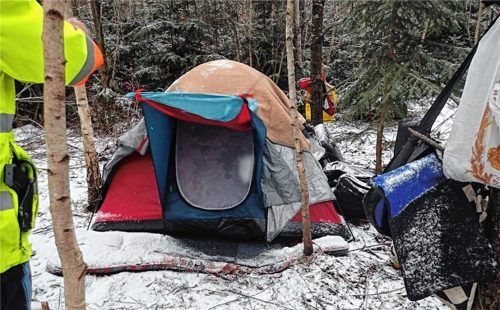 In einem Wald in Bad Feilnbach räumte die Polizei Brannenburg jüngst ein illegales Bettler-Lager. Foto PI Brannenburg