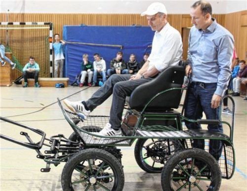 In einer Kutsche wurde der scheidende Rektor Hans Hautz (sitzend) aus der Schule gefahren, zusammen mit Konrektor Alexander Leibelt, der die Leitung der Realschule in Simbach übernimmt.Foto Fischer