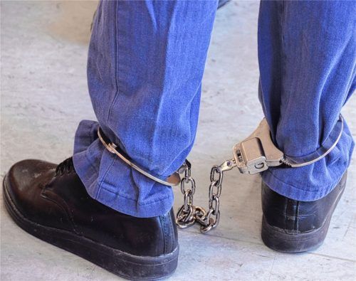 In Fußfesseln wurde der 23-jährige Angeklagte zu seinem Prozess vor dem Schwurgericht Traunstein wegen versuchten Mordes an einem 29-jährigen Mitbewohner der Asylbewerberunterkunft vorgeführt.Fotos Kretzmer-Diepold