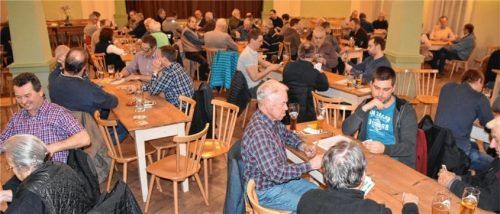 In Zukunft will der Verein „Inntalhilfe“ auch Tages- und Nachtbetreuung vermitteln. 19 Partien spielten Schafkopf für einen guten Zweck Foto Ruprecht