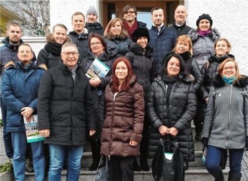 Interessiert und aufgeschlossen: Die Teilnehmer der Delegation vor dem Lehrinstitut Rosenheim. Foto re