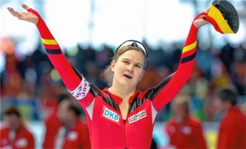 Jenny Wolf freute sich während der Eisschnelllauf Weltmeisterschaft 2011 in Inzell über Gold über 500 Meter. Foto  Wukits