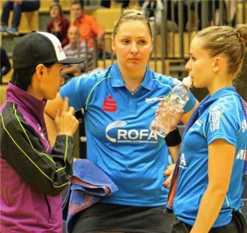 Jia Liu (links) will Kolbermoors Damen am Sonntag die richtigen Tipps für ein erfolgreiches Abschneiden geben. Foto Erlich