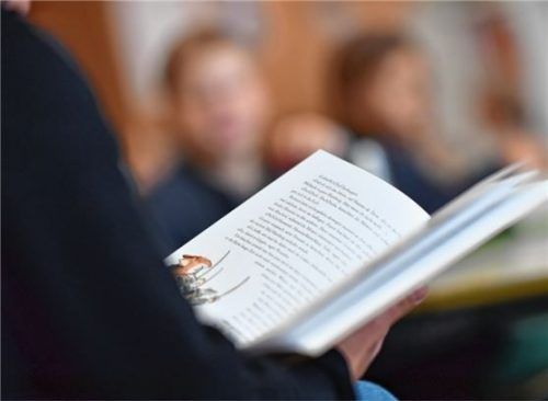 Kinder beim Lernen unterstützen: Das Patenteam an der Adolf-Rasp-Schule soll verstärkt werden. Foto dpa