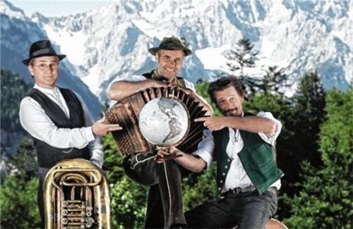 „Knedl & Kraut“ haben beim Starkbierfest in Raubling Premiere mit ihrer bayerischen Weltreise. Foto re