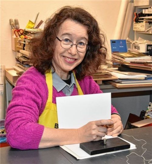 Knifflige Arbeit: Mit einem Faden bindet Buchbinderin Bettina Maier die Seiten eines Buches zusammen.