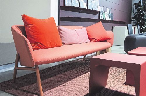Kräftige Farbtupfer in der Wohnung: Möbel in der modernen Farbe Koralle.Foto DPA