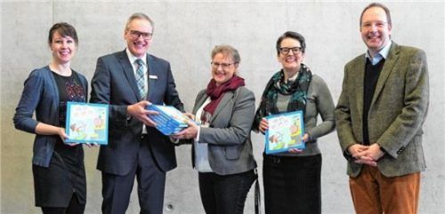 Lehrmaterialübergabe (von links): Manuela Heimbeck (Konrektorin Max-Joseph-Schule Großkarolinenfeld), Rudolf Inninger, Susanna Klein (NFTE-Bayern, Pauline-Thoma-Schule), Susanne Jägerbauer (Konrektorin Pauline-Thoma-Schule), Markus Rinner (Rektor Pauline-Thoma-Schule). Foto re
