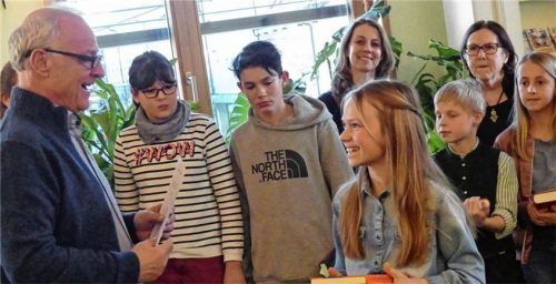 Lob für die Siegerin: Kulturreferent Christoph Maier-Gehring beglückwünscht Hanna Braun, die nun beim Bezirksentscheid antritt. Foto Stache