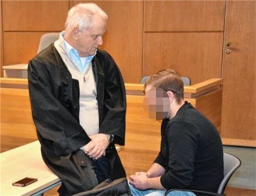 Machten keine Angaben zum Unfallgeschehen: Der 25-jährige Riederinger und sein Anwalt Dr. Andreas Michel. Foto Schlecker