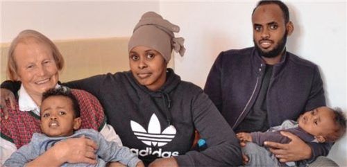 Mit 80 Jahren betreut Britta Krauß zwei somalische Babys. Unser Bild zeigt sie mit dem älterem Kind auf dem Schoß, Mutter Igram und Vater Abdé mit dem jüngeren Kind. Foto Niessen