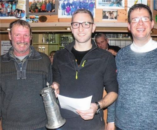 Moar Hans Zauner  (von links) mit Sieger Moar Michael Mittermaier und Pokalspender Pfarrer Michael Seifert.Foto fill