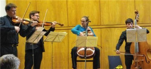 Nach dem stürmischen Beifall des Publikums bedankte sich das sympathische Berolina Ensemble noch einmal mit dem fetzigen Allegro vivace von Adolphe Blanc.Foto Füchtner