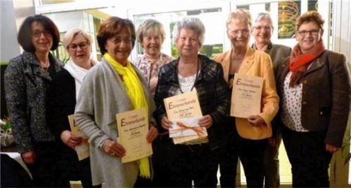 Nach den Ehrungen: FU-Vorsitzende Christina Pöppel (von links), Conny Reichthalhammer, Annemarie Deschler, Eva Köhr, Susanne Bell, Inge Schnab, Ilse Preisinger-Sontag und Annegret Weinbauer. Foto Fischer